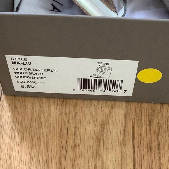 BCBG white sandals wedge.leather. Lightly used with box and dust bag. Size 8.5 - Picture 5 of 6